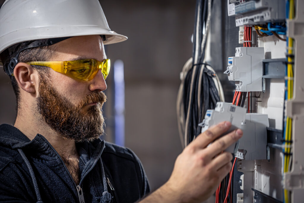 Elektrik teostab korterelamu elektritöid